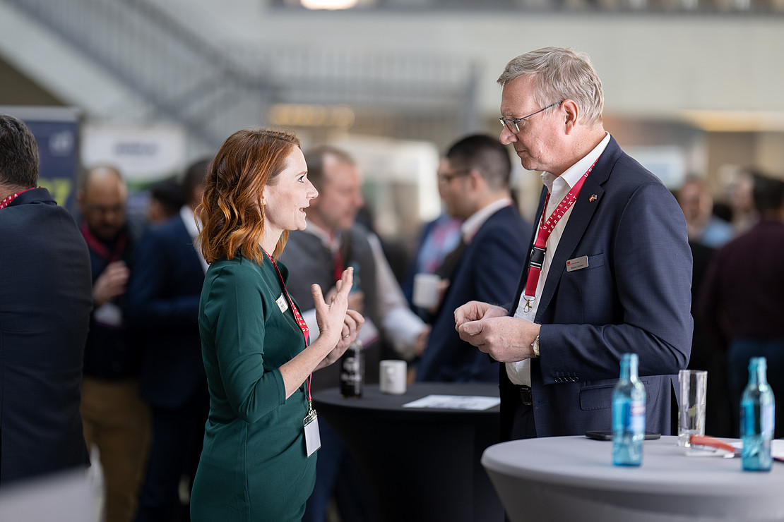 Delegates discussing GIGA-Casting trends